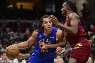 这位前锋在 这位前锋在